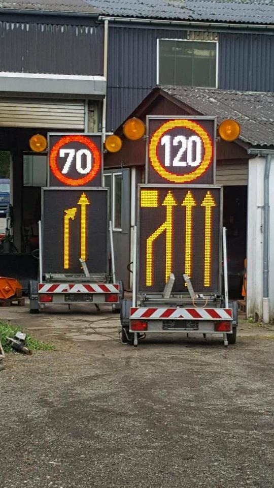 Mersch LED Verkehrsleitanhänger Verkehrsleittafel Nissen Horizont - Prikolica: slika 1 Mersch LED Verkehrsleitanhänger Verkehrsleittafel Nissen Horizont - Prikolica: slika 1