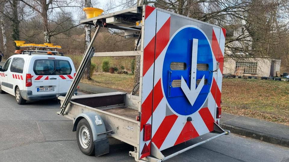 Mersch Nissen LED Absperrtafel VZ616 Verkehrssicherung Vorwarner Vorwarntafel Verkehrsleittafel Verkehrsleitanhänger Verkehrssicherungsanhänger Sperrwand Sperrtafel - Prikolica: slika 3 Mersch Nissen LED Absperrtafel VZ616 Verkehrssicherung Vorwarner Vorwarntafel Verkehrsleittafel Verkehrsleitanhänger Verkehrssicherungsanhänger Sperrwand Sperrtafel - Prikolica: slika 3
