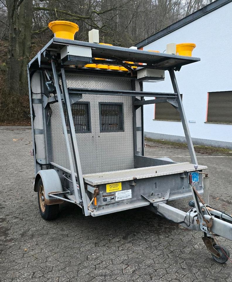 Nissen Mersch LED Absperrtafel FAT Sperrwand Fahrbare Verkehrsleitanhänger Verkehrssicherungsanhänger Verkehrsleittafel Verkehrssicherung Baustellenabsicherung - Prikolica: slika 2 Nissen Mersch LED Absperrtafel FAT Sperrwand Fahrbare Verkehrsleitanhänger Verkehrssicherungsanhänger Verkehrsleittafel Verkehrssicherung Baustellenabsicherung - Prikolica: slika 2