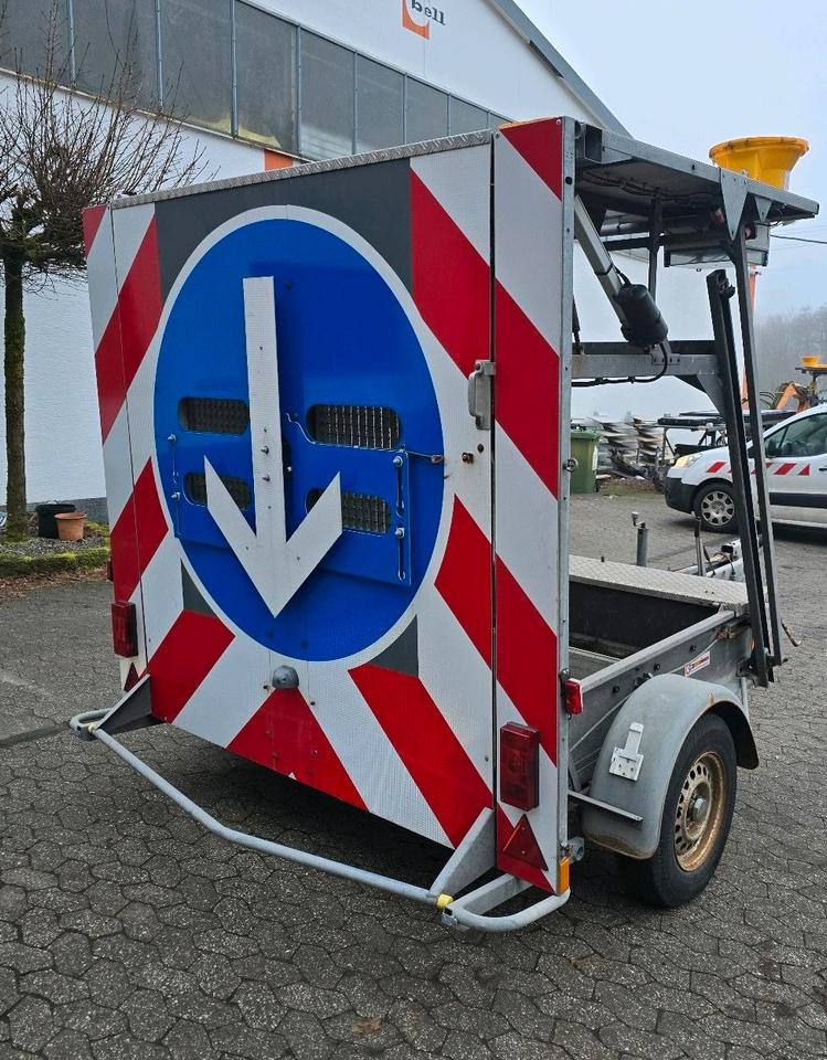 Nissen Mersch LED Absperrtafel FAT Sperrwand Fahrbare Verkehrsleitanhänger Verkehrssicherungsanhänger Verkehrsleittafel Verkehrssicherung Baustellenabsicherung - Prikolica: slika 3 Nissen Mersch LED Absperrtafel FAT Sperrwand Fahrbare Verkehrsleitanhänger Verkehrssicherungsanhänger Verkehrsleittafel Verkehrssicherung Baustellenabsicherung - Prikolica: slika 3