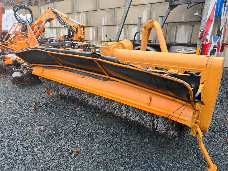 Schmidt VKS Kehrmaschine Straßenkehrmaschine Frontkehrmaschine Kehrbesen für Radlader Unimog Traktor - Metle: slika 5 Schmidt VKS Kehrmaschine Straßenkehrmaschine Frontkehrmaschine Kehrbesen für Radlader Unimog Traktor - Metle: slika 5