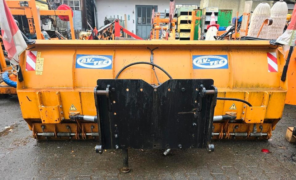 Schneepflug für Schaeff U. Yanmar Radlader Schneeschild Schneeschieber Schmidt Winterdienst - Raonik za sneg: slika 3 Schneepflug für Schaeff U. Yanmar Radlader Schneeschild Schneeschieber Schmidt Winterdienst - Raonik za sneg: slika 3