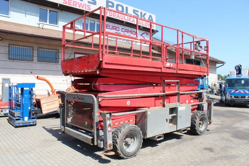 Podnośnik nożycowy 4x4 spalinowy 17 m Skyjack SJ9250 - Lift u obliku makaza: slika 1 Podnośnik nożycowy 4x4 spalinowy 17 m Skyjack SJ9250 - Lift u obliku makaza: slika 1