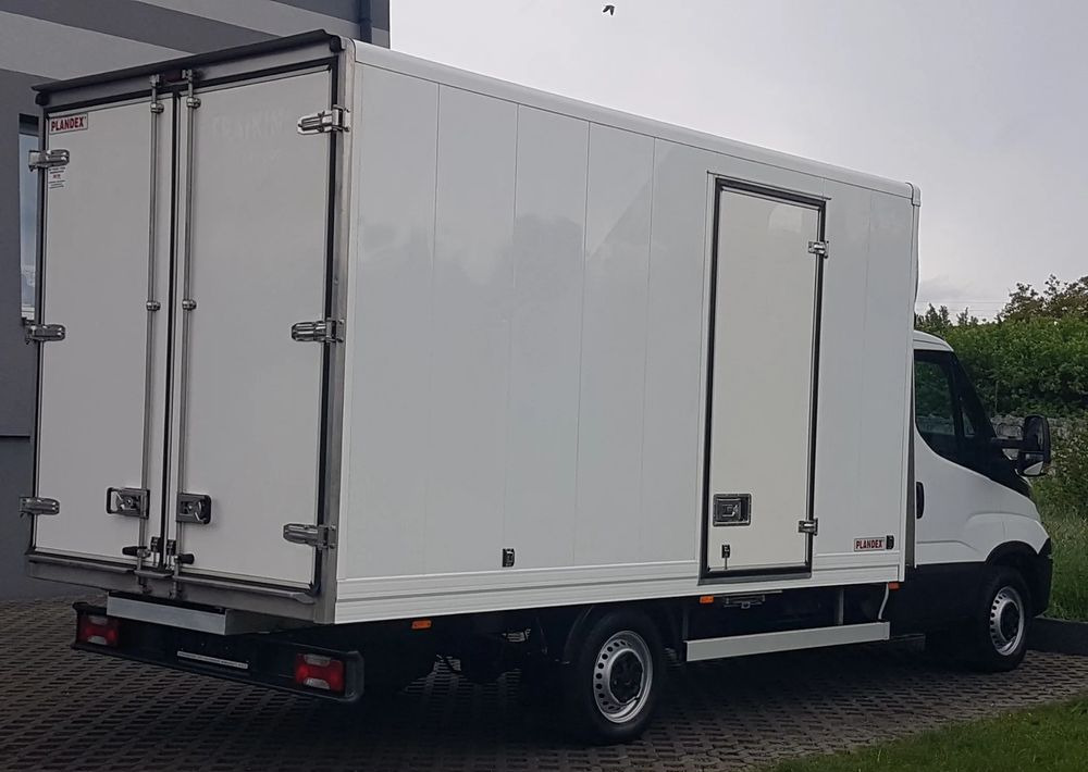 Iveco DAILY 3,0 KLIMA 8EP KONTENER 4,22x2,10x2,11 AC KRAJOWY DMC 3500 KG 35S15 - Dostavno vozilo sa zatvorenim sandukom: slika 4 Iveco DAILY 3,0 KLIMA 8EP KONTENER 4,22x2,10x2,11 AC KRAJOWY DMC 3500 KG 35S15 - Dostavno vozilo sa zatvorenim sandukom: slika 4