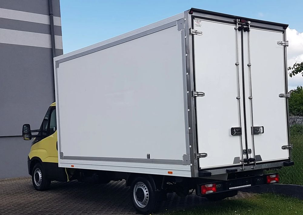 Iveco Daily 8EP KONTENER 4,14x2,21x2,20 KLIMA MANUAL KRAJOWY DMC 3500KG - Dostavno vozilo sa zatvorenim sandukom: slika 3 Iveco Daily 8EP KONTENER 4,14x2,21x2,20 KLIMA MANUAL KRAJOWY DMC 3500KG - Dostavno vozilo sa zatvorenim sandukom: slika 3