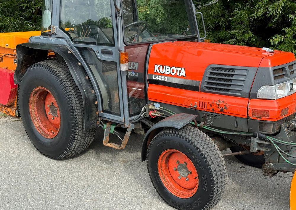 Kubota * Traktor KUBOTA L4200 * 4x4 * Pług Piaskarka * Wałek Przód Tył * Sprowadzony* Zimowe Utrzymanie - Traktor: slika 4 Kubota * Traktor KUBOTA L4200 * 4x4 * Pług Piaskarka * Wałek Przód Tył * Sprowadzony* Zimowe Utrzymanie - Traktor: slika 4