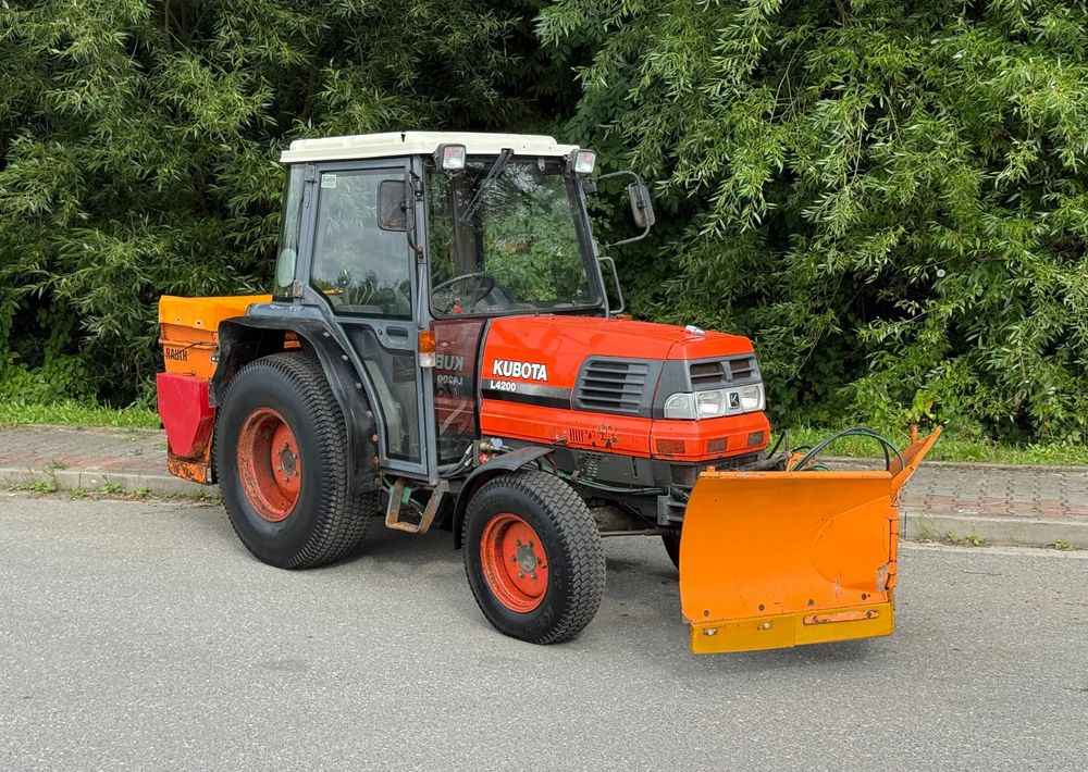 Kubota * Traktor KUBOTA L4200 * 4x4 * Pług Piaskarka * Wałek Przód Tył * Sprowadzony* Zimowe Utrzymanie - Traktor: slika 2 Kubota * Traktor KUBOTA L4200 * 4x4 * Pług Piaskarka * Wałek Przód Tył * Sprowadzony* Zimowe Utrzymanie - Traktor: slika 2