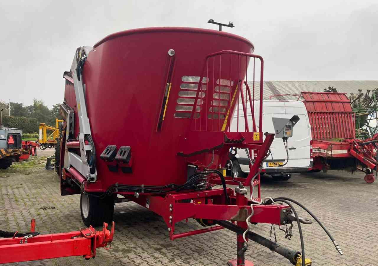 BVL V-Mix 12 LS Voermengwagen Voermachines - Prikolica za mešanje stočne hrane: slika 2 BVL V-Mix 12 LS Voermengwagen Voermachines - Prikolica za mešanje stočne hrane: slika 2