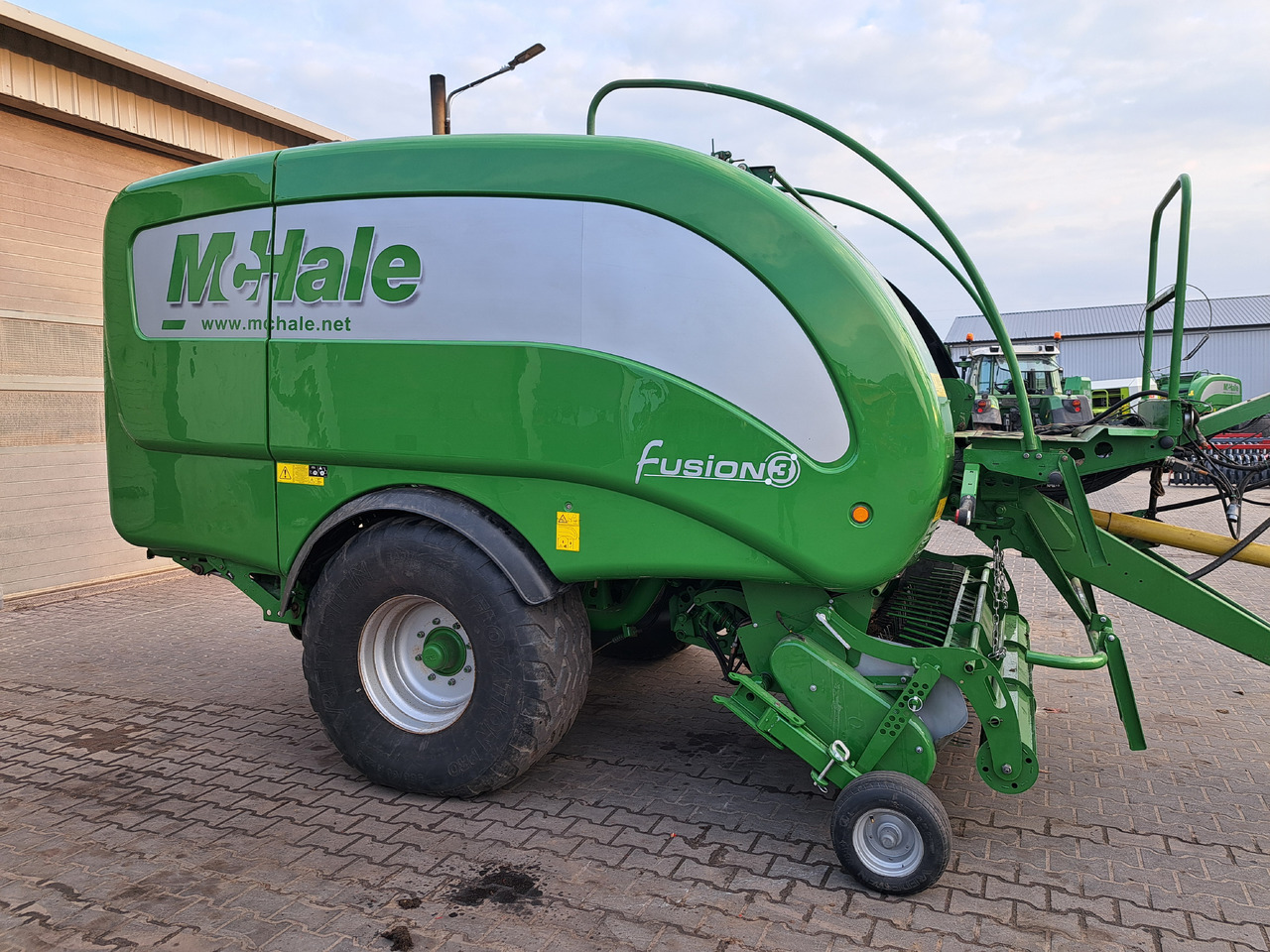 McHALE Fusion 3 - Balirka za okrugle bale: slika 1 McHALE Fusion 3 - Balirka za okrugle bale: slika 1