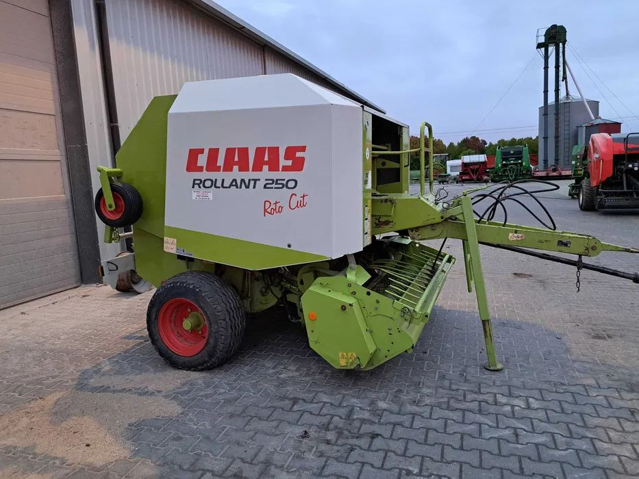 PRASA ROLUJĄCA CLAAS ROLLANT 250 RC 255 - Balirka za okrugle bale: slika 5 PRASA ROLUJĄCA CLAAS ROLLANT 250 RC 255 - Balirka za okrugle bale: slika 5