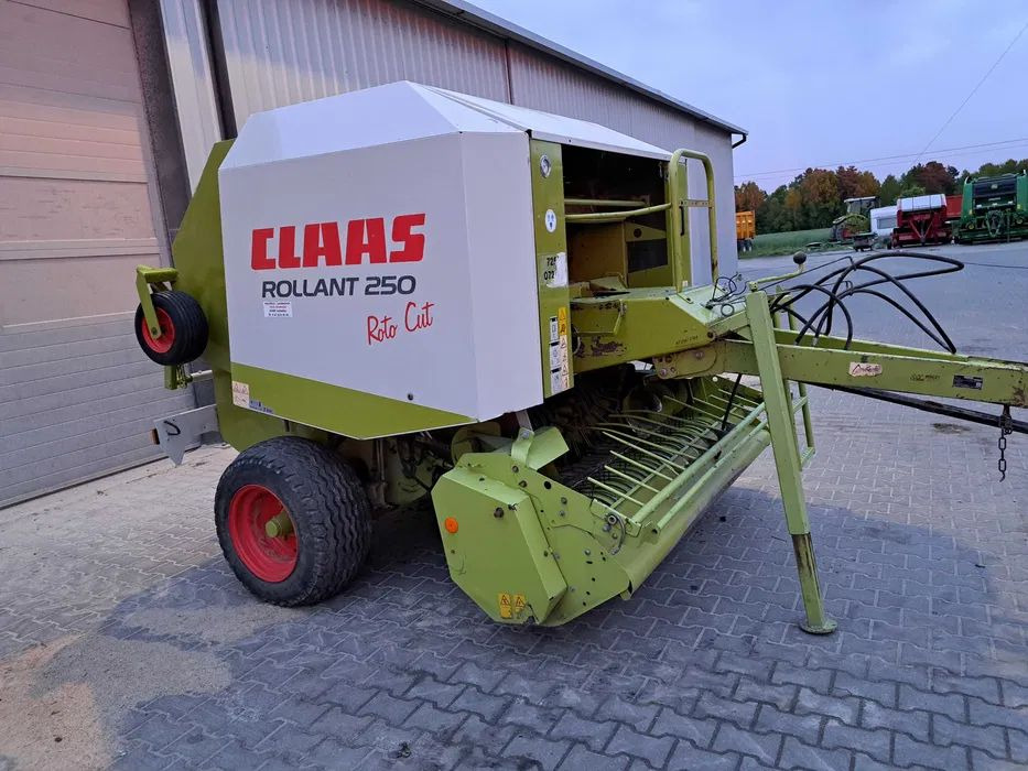PRASA ROLUJĄCA CLAAS ROLLANT 250 RC 255 - Balirka za okrugle bale: slika 3 PRASA ROLUJĄCA CLAAS ROLLANT 250 RC 255 - Balirka za okrugle bale: slika 3