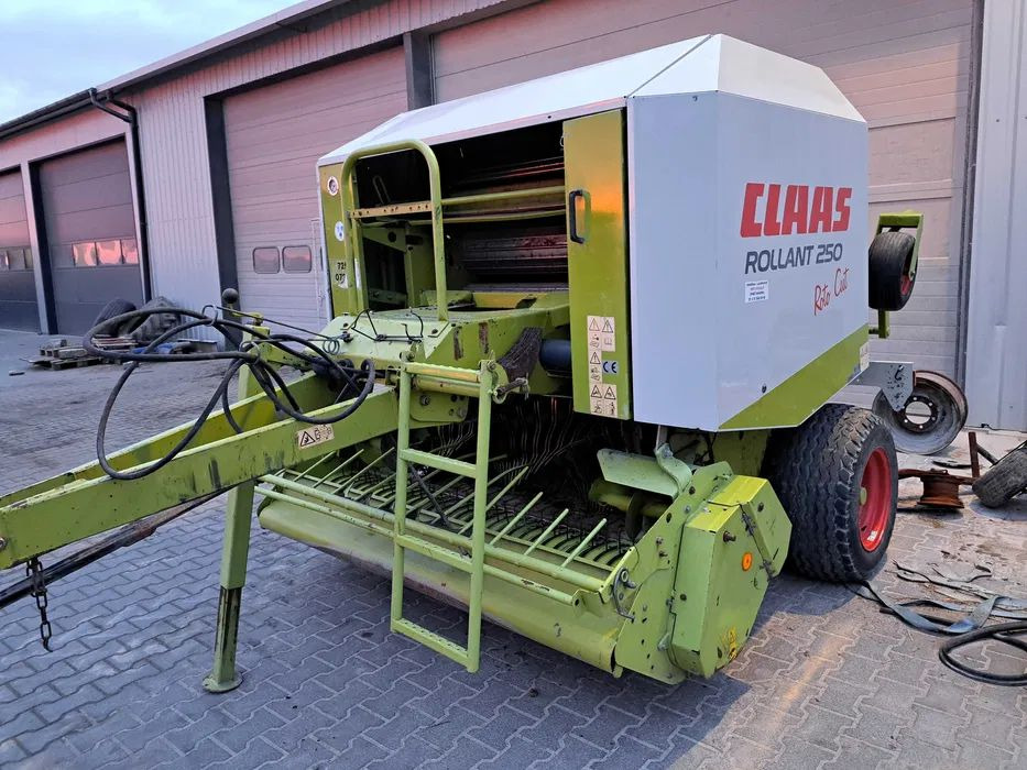PRASA ROLUJĄCA CLAAS ROLLANT 250 RC 255 - Balirka za okrugle bale: slika 4 PRASA ROLUJĄCA CLAAS ROLLANT 250 RC 255 - Balirka za okrugle bale: slika 4