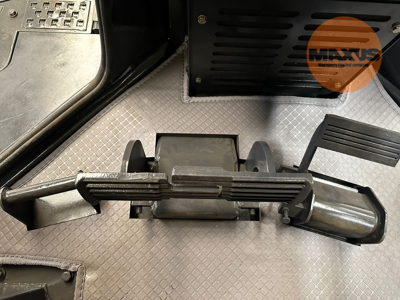 MAXUS Bulldozer with Straight Blade, Single-Shank Ripper, and ROPS Cabin - Buldožer: slika 2 MAXUS Bulldozer with Straight Blade, Single-Shank Ripper, and ROPS Cabin - Buldožer: slika 2
