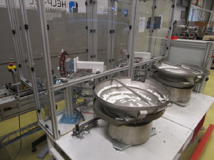 DECKEL ETIKETTIER ANLAGE SCHLEUTER GU 2 DO MIT 2xLÖFFELEINLEGESTATIONEN - Industrijska oprema: slika 2 DECKEL ETIKETTIER ANLAGE SCHLEUTER GU 2 DO MIT 2xLÖFFELEINLEGESTATIONEN - Industrijska oprema: slika 2