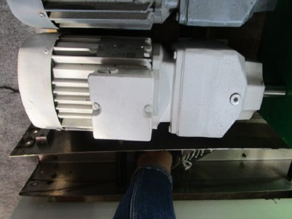 ELEKTROMOTOR MIT GETRIEBE - Rezervni deo za Štamparska mašina: slika 1 ELEKTROMOTOR MIT GETRIEBE - Rezervni deo za Štamparska mašina: slika 1