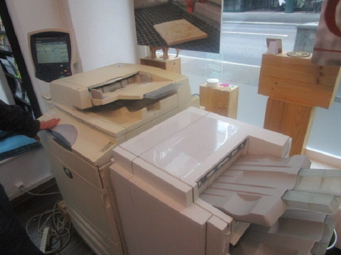 XEROX DC250 (Drucken, Kopieren, Scannen) mit Broschürenfinischer - Mašina za digitalnu štampu: slika 2 XEROX DC250 (Drucken, Kopieren, Scannen) mit Broschürenfinischer - Mašina za digitalnu štampu: slika 2