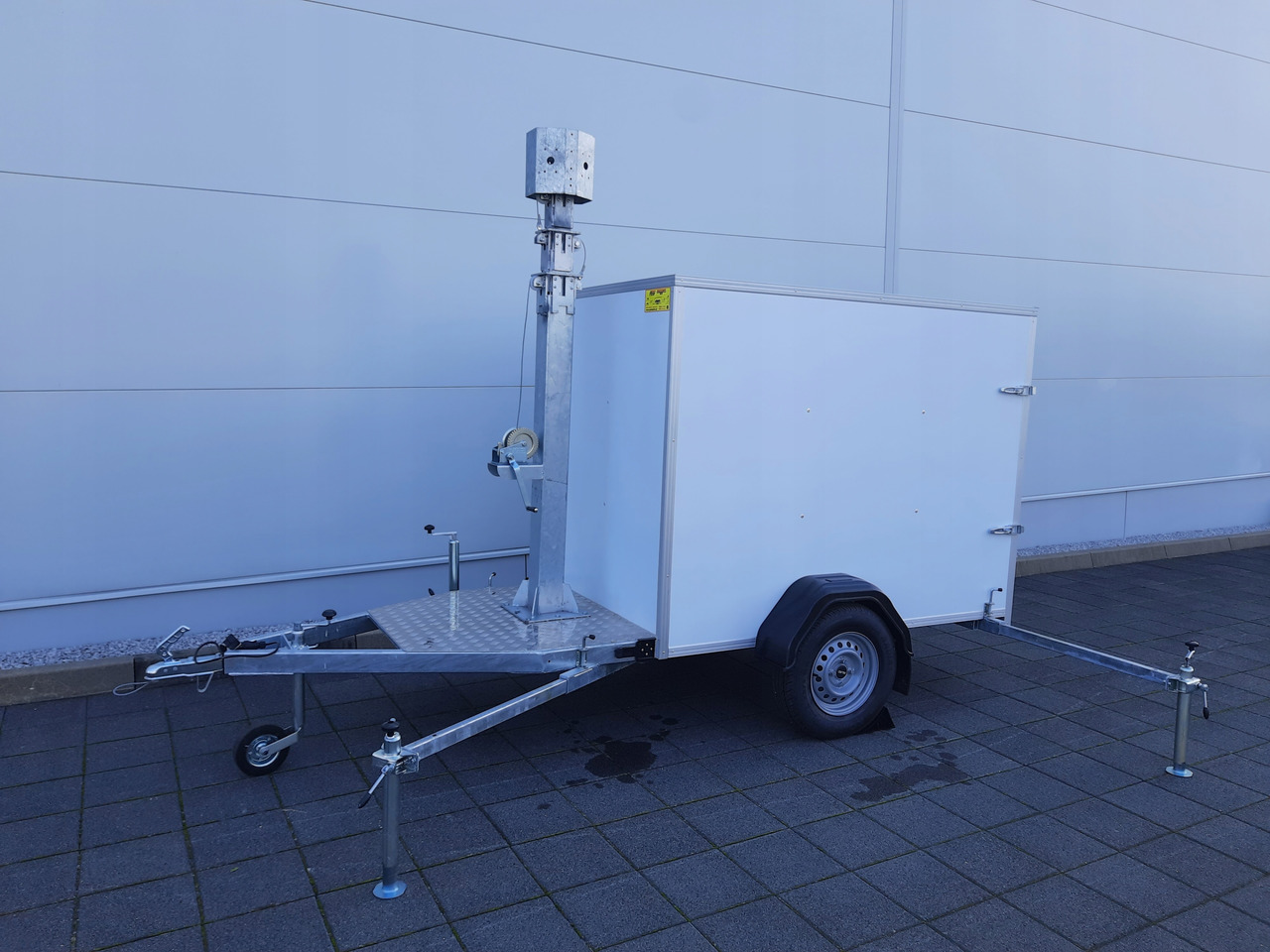 PRZYCZEPA Z MASZTEM TELESKOPOWYM DO MONITORINGU / TRAILER WITH TELESCOPIC MAST FOR MONITORING - Prikolica sa zatvorenim sandukom: slika 4 PRZYCZEPA Z MASZTEM TELESKOPOWYM DO MONITORINGU / TRAILER WITH TELESCOPIC MAST FOR MONITORING - Prikolica sa zatvorenim sandukom: slika 4