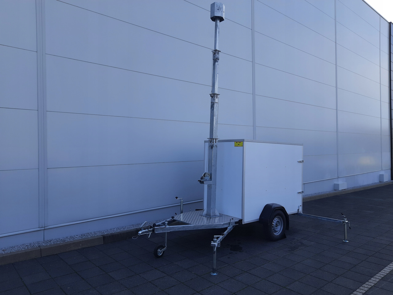 PRZYCZEPA Z MASZTEM TELESKOPOWYM DO MONITORINGU / TRAILER WITH TELESCOPIC MAST FOR MONITORING - Prikolica sa zatvorenim sandukom: slika 2 PRZYCZEPA Z MASZTEM TELESKOPOWYM DO MONITORINGU / TRAILER WITH TELESCOPIC MAST FOR MONITORING - Prikolica sa zatvorenim sandukom: slika 2