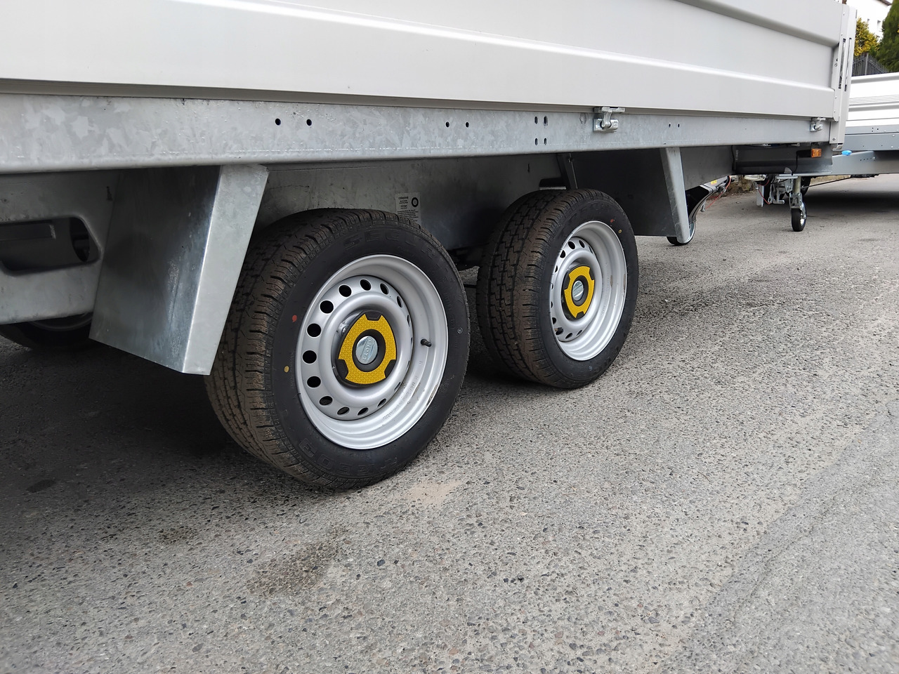 Platforma przyczepa 4x2 WARK dmc 2700 + burty / Platform trailer 4x2 WARK GVW 2700 + sides - Plato prikolica: slika 2 Platforma przyczepa 4x2 WARK dmc 2700 + burty / Platform trailer 4x2 WARK GVW 2700 + sides - Plato prikolica: slika 2