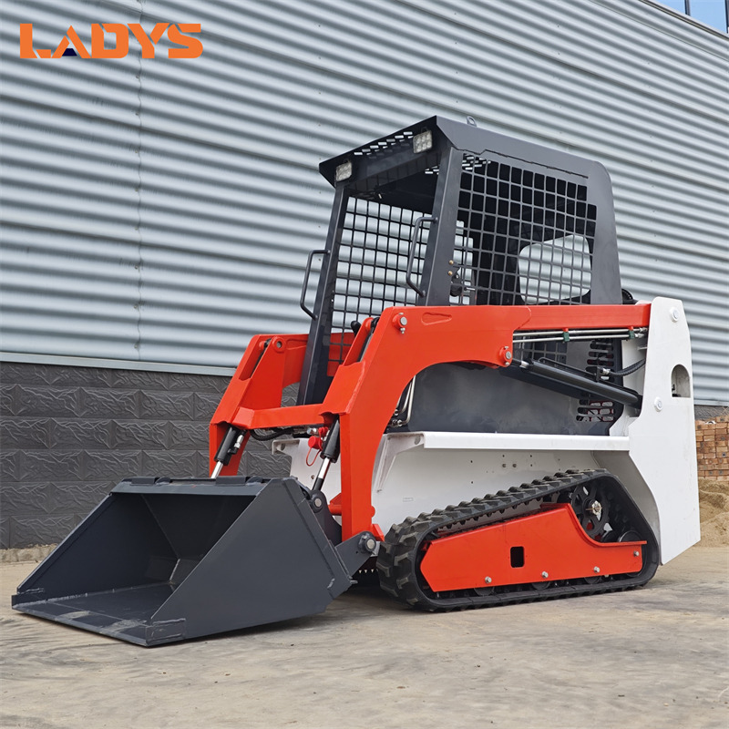 LADYS LA670 Mini Small Skid Steer Loader Compact Track Diesel Mini Skid Steer Loader For Sale With Small Mini Skid Steer Attachments 4 In 1 Bucket - Mini utovarivač: slika 1 LADYS LA670 Mini Small Skid Steer Loader Compact Track Diesel Mini Skid Steer Loader For Sale With Small Mini Skid Steer Attachments 4 In 1 Bucket - Mini utovarivač: slika 1