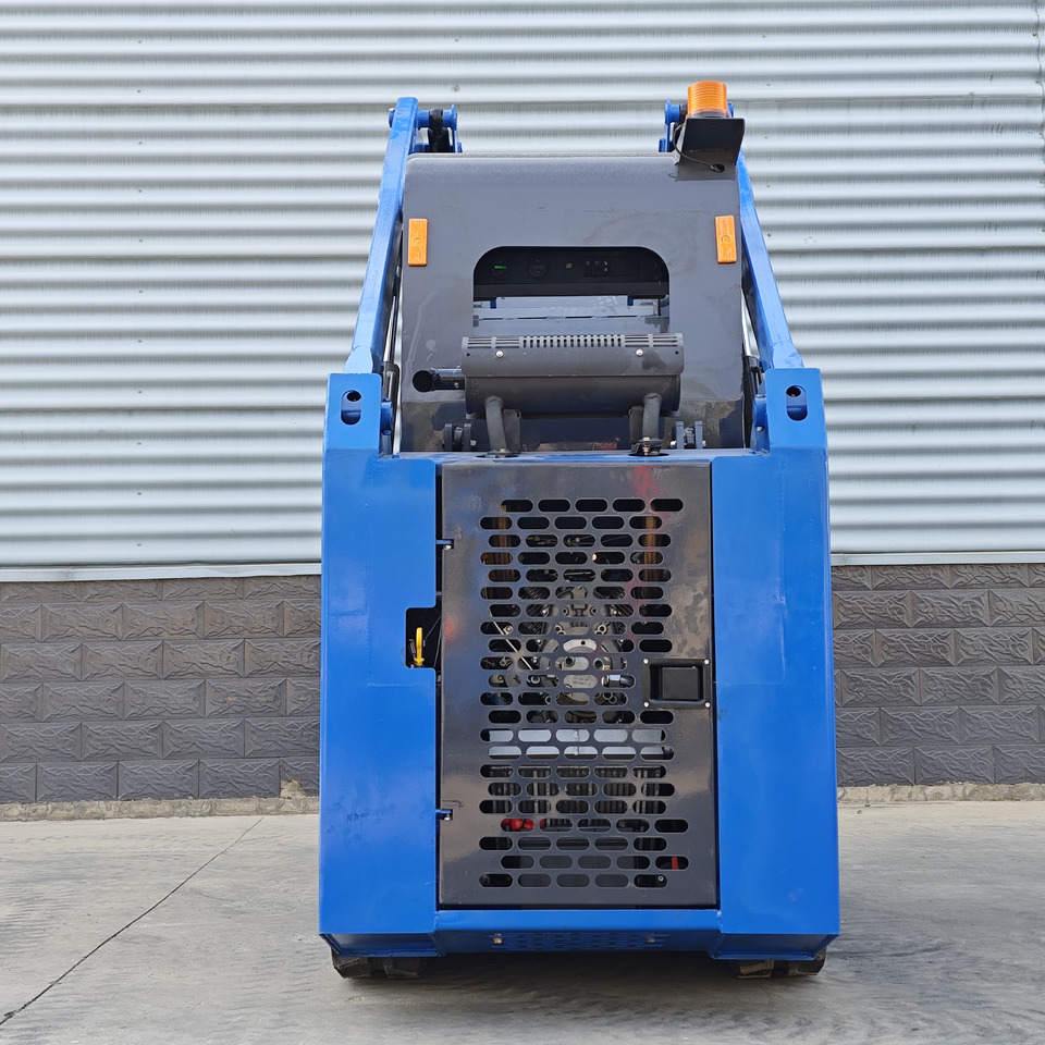 LEZUM LA670 Mini Small Skid Steer Loader Compact Track Diesel Mini Skid Steer Loader For Sale With Small Mini Skid Steer Attachments 4 In 1 Bucket - Mini utovarivač: slika 3 LEZUM LA670 Mini Small Skid Steer Loader Compact Track Diesel Mini Skid Steer Loader For Sale With Small Mini Skid Steer Attachments 4 In 1 Bucket - Mini utovarivač: slika 3