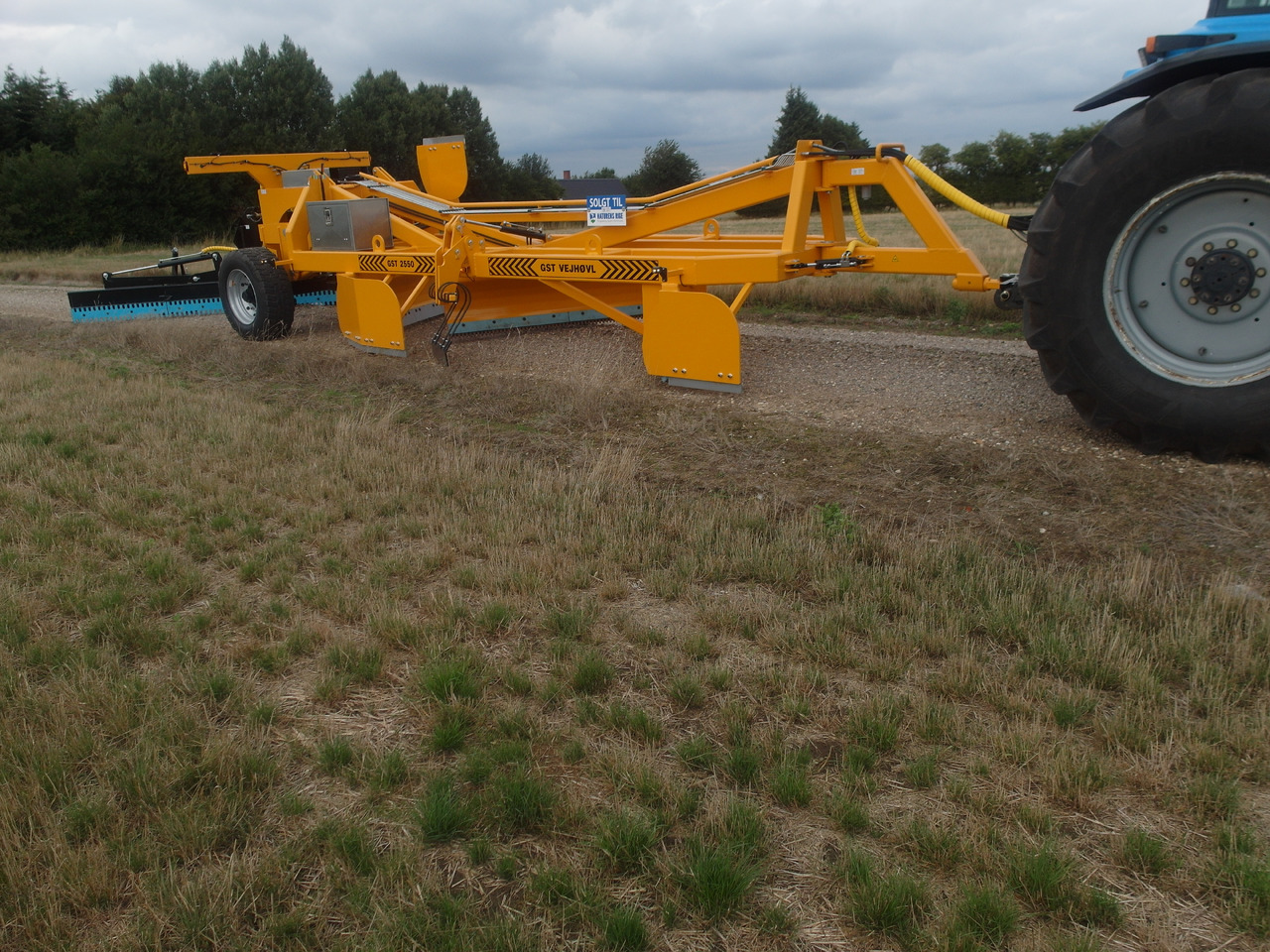 GST 2550 Gravel road tractor Grader - Grejder: slika 1 GST 2550 Gravel road tractor Grader - Grejder: slika 1