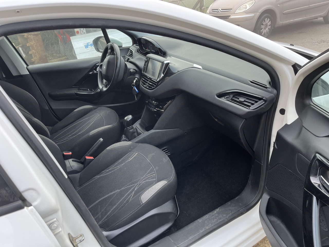 Peugeot 208 1L6 hdi 100cv 2 places motricité renforcée FAM - Mali kombi: slika 4 Peugeot 208 1L6 hdi 100cv 2 places motricité renforcée FAM - Mali kombi: slika 4