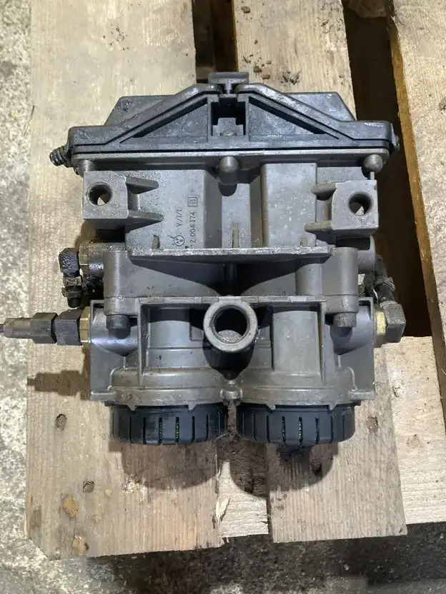 MAN Knorr Bremse 0486204017 Ventil EBS 81.52106.6014 Zweikanalmodul - Električni sistem za Autobus: slika 1 MAN Knorr Bremse 0486204017 Ventil EBS 81.52106.6014 Zweikanalmodul - Električni sistem za Autobus: slika 1