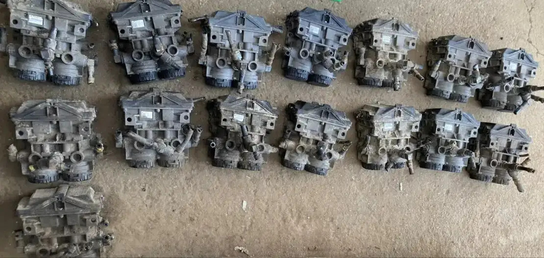 MAN Knorr Bremse 0486204017 Ventil EBS 81.52106.6014 Zweikanalmodul - Električni sistem za Autobus: slika 2 MAN Knorr Bremse 0486204017 Ventil EBS 81.52106.6014 Zweikanalmodul - Električni sistem za Autobus: slika 2