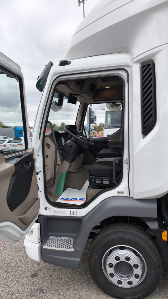 Kamion sa zatvorenim sandukom novi DAF XB 210 FA: slika 6