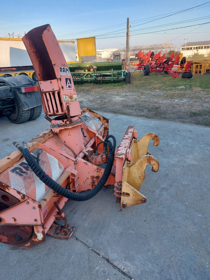 Freza zapada/Snow blower Assaloni pentru Buldoexcavator/Bobcat/Incatcator frontal - Ventilator za sneg za Građevinska mašina: slika 2 Freza zapada/Snow blower Assaloni pentru Buldoexcavator/Bobcat/Incatcator frontal - Ventilator za sneg za Građevinska mašina: slika 2