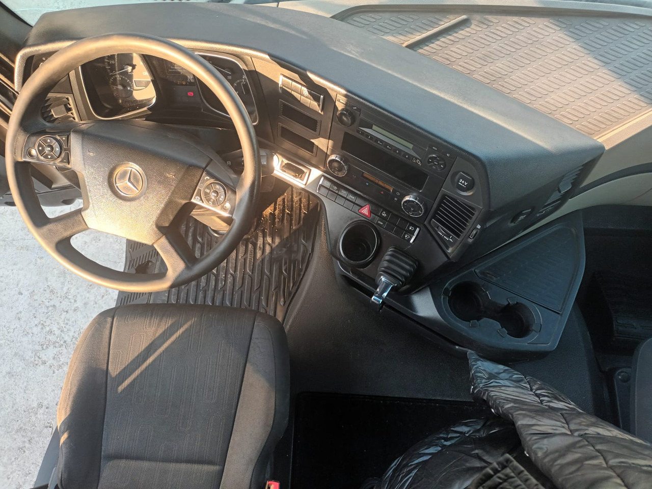 Tractor Head Mercedes-Benz Actros (2014) + Semi-trailer Tipper Meiller – Kipper (2004) - Tegljač: slika 2 Tractor Head Mercedes-Benz Actros (2014) + Semi-trailer Tipper Meiller – Kipper (2004) - Tegljač: slika 2