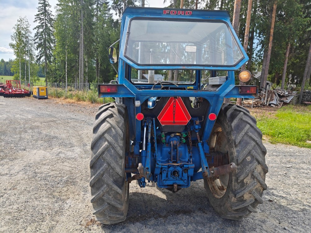 FORD 5000 traktori alkuperäiskuntoinen, Hara hytillä ja paljon hydrauliikkaa, katso video! - Traktor: slika 3 FORD 5000 traktori alkuperäiskuntoinen, Hara hytillä ja paljon hydrauliikkaa, katso video! - Traktor: slika 3