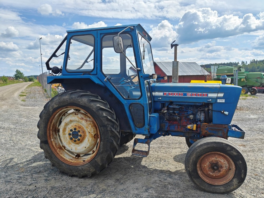 FORD 5000 traktori alkuperäiskuntoinen, Hara hytillä ja paljon hydrauliikkaa, katso video! - Traktor: slika 4 FORD 5000 traktori alkuperäiskuntoinen, Hara hytillä ja paljon hydrauliikkaa, katso video! - Traktor: slika 4