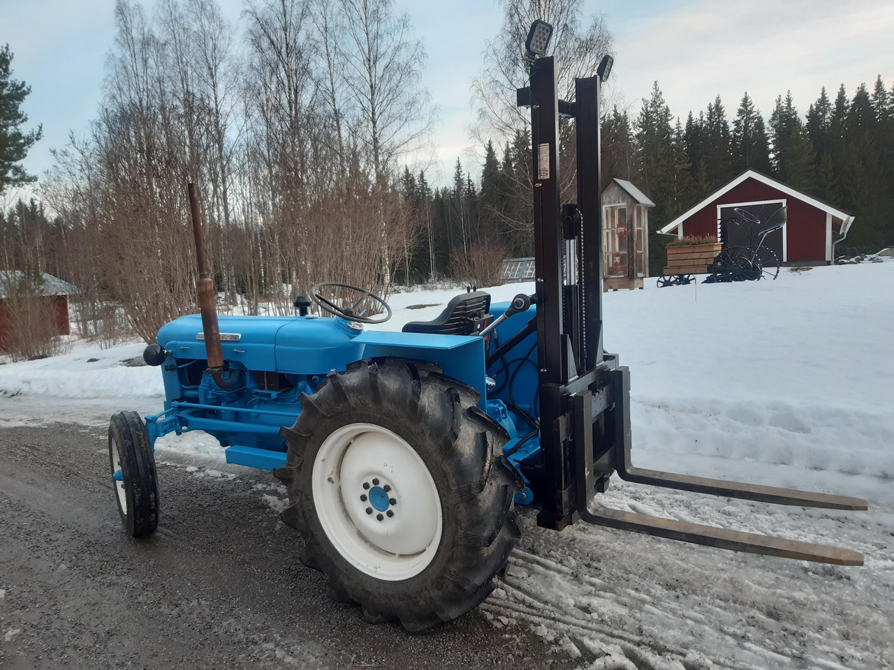 Fordson Dexta trukkinostimella - Traktor: slika 1 Fordson Dexta trukkinostimella - Traktor: slika 1