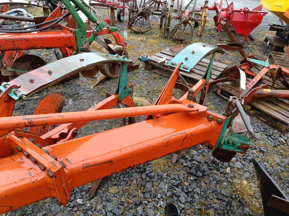 Kverneland A8 sarkia-auran lisäsiipi 16 tuumaa täydellinen - Plug: slika 1 Kverneland A8 sarkia-auran lisäsiipi 16 tuumaa täydellinen - Plug: slika 1