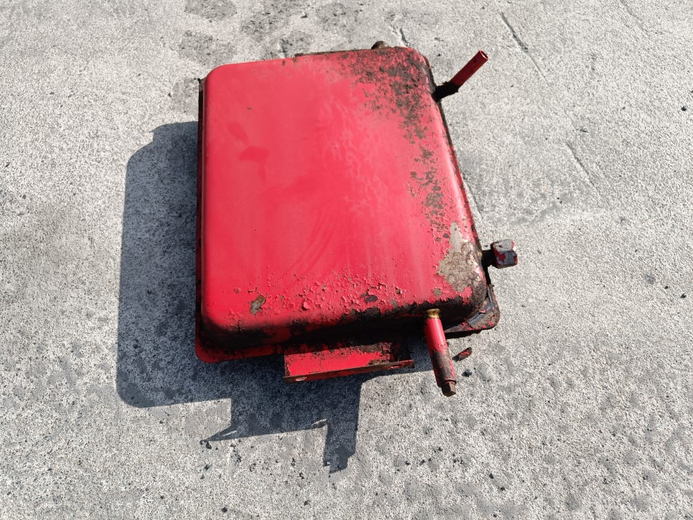 Sampo 410 hydrauliikkaöljysäiliö - Hidraulični rezervoar za Kombinovani kombajn: slika 3 Sampo 410 hydrauliikkaöljysäiliö - Hidraulični rezervoar za Kombinovani kombajn: slika 3