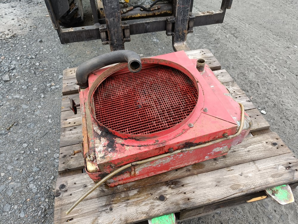 Sampo 410 jäähdytin - Radijator za Kombinovani kombajn: slika 1 Sampo 410 jäähdytin - Radijator za Kombinovani kombajn: slika 1