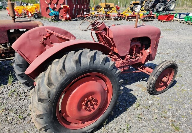 Takra traktoreita 2kpl ja varamoottori - Traktor: slika 4 Takra traktoreita 2kpl ja varamoottori - Traktor: slika 4