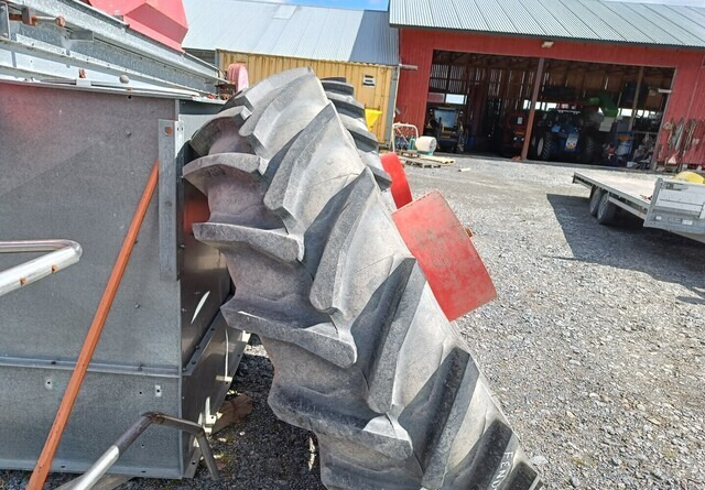 Taurus Paripyörät 18.4R38 todella hyväkuntoiset Fendt Farmer 312LSA sopivat - Kompletan točak za Poljoprivredna mašina: slika 4 Taurus Paripyörät 18.4R38 todella hyväkuntoiset Fendt Farmer 312LSA sopivat - Kompletan točak za Poljoprivredna mašina: slika 4