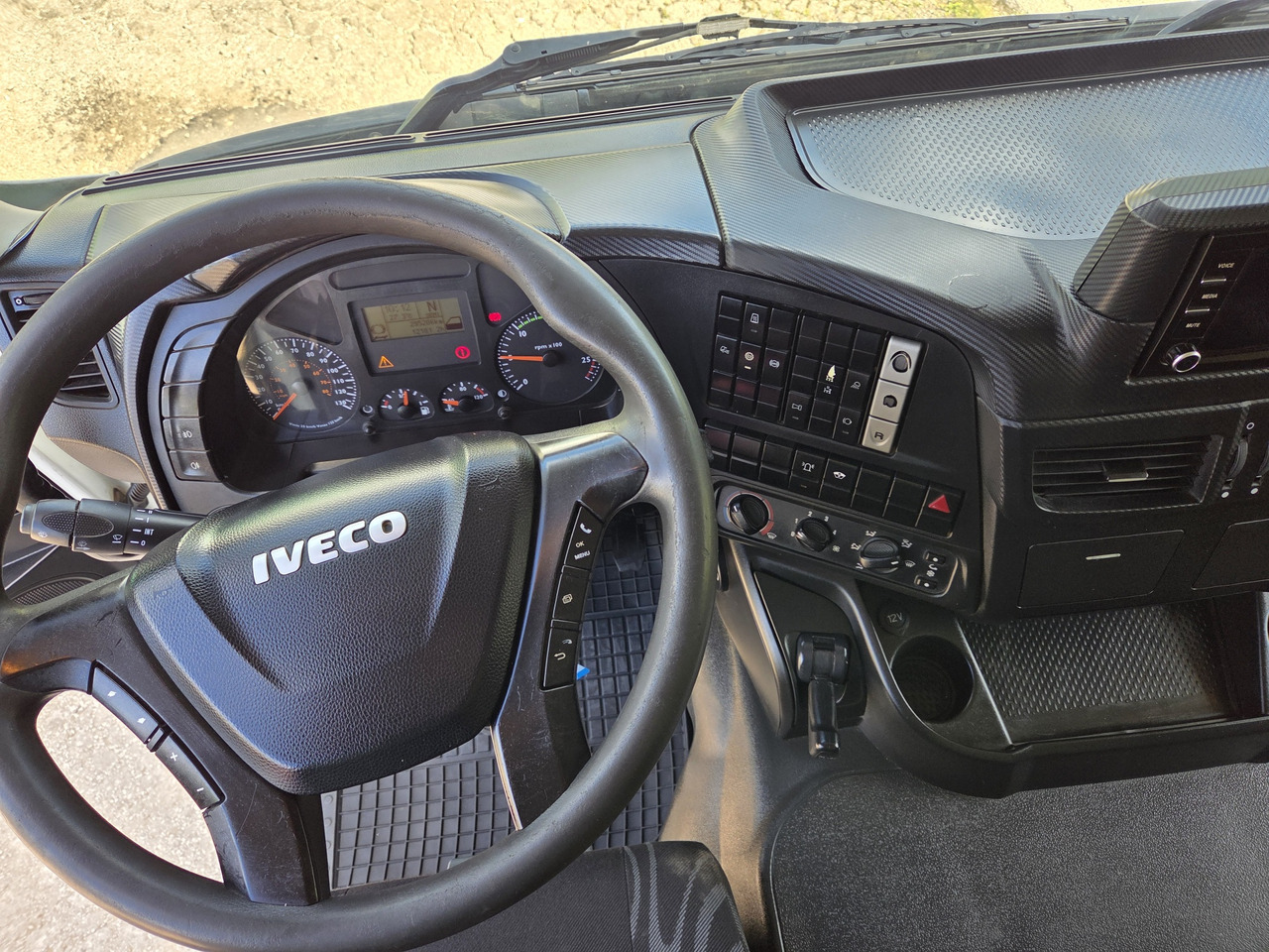 IVECO  - Kamion sa golom šasijom i zatvorenom kabinom: slika 5 IVECO  - Kamion sa golom šasijom i zatvorenom kabinom: slika 5