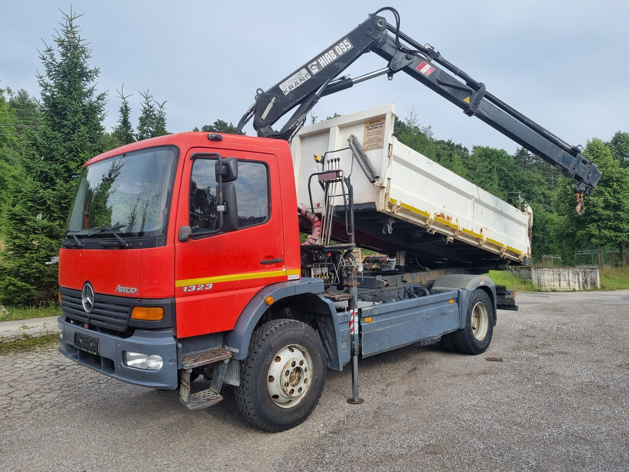 MERCEDES-BENZ ATEGO 1323 4x4 tipper + crane HIAB 095 - Istovarivač, Kamion sa dizalicom: slika 1 MERCEDES-BENZ ATEGO 1323 4x4 tipper + crane HIAB 095 - Istovarivač, Kamion sa dizalicom: slika 1