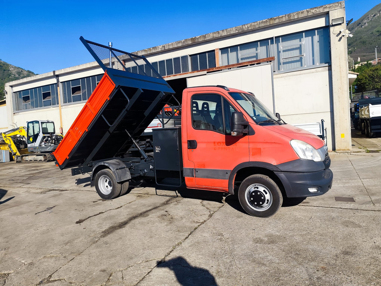 IVECO DAILY 35C13 - Dostavno vozilo istovarivač: slika 1 IVECO DAILY 35C13 - Dostavno vozilo istovarivač: slika 1