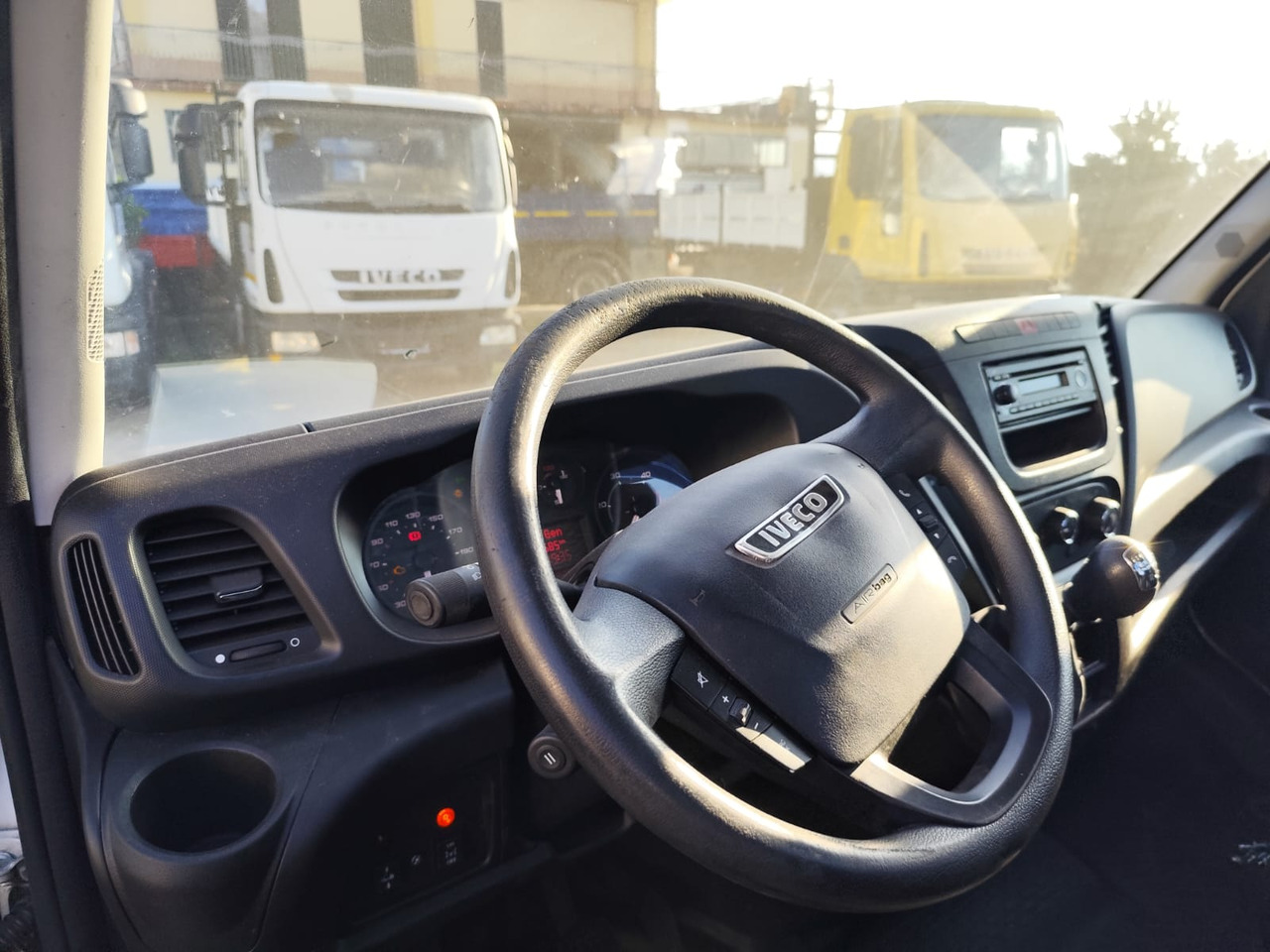 IVECO DAILY 35C15 - Kamion sa dizalicom, Dostavno vozilo istovarivač: slika 3 IVECO DAILY 35C15 - Kamion sa dizalicom, Dostavno vozilo istovarivač: slika 3