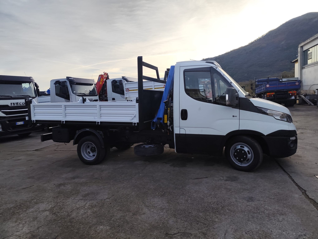 IVECO DAILY 35C15 - Kamion sa dizalicom, Dostavno vozilo istovarivač: slika 5 IVECO DAILY 35C15 - Kamion sa dizalicom, Dostavno vozilo istovarivač: slika 5