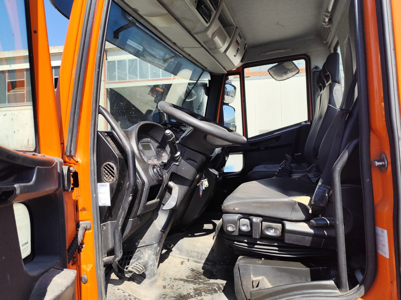 IVECO EUROCARGO 120-190L - Kamion sa golom šasijom i zatvorenom kabinom: slika 3 IVECO EUROCARGO 120-190L - Kamion sa golom šasijom i zatvorenom kabinom: slika 3