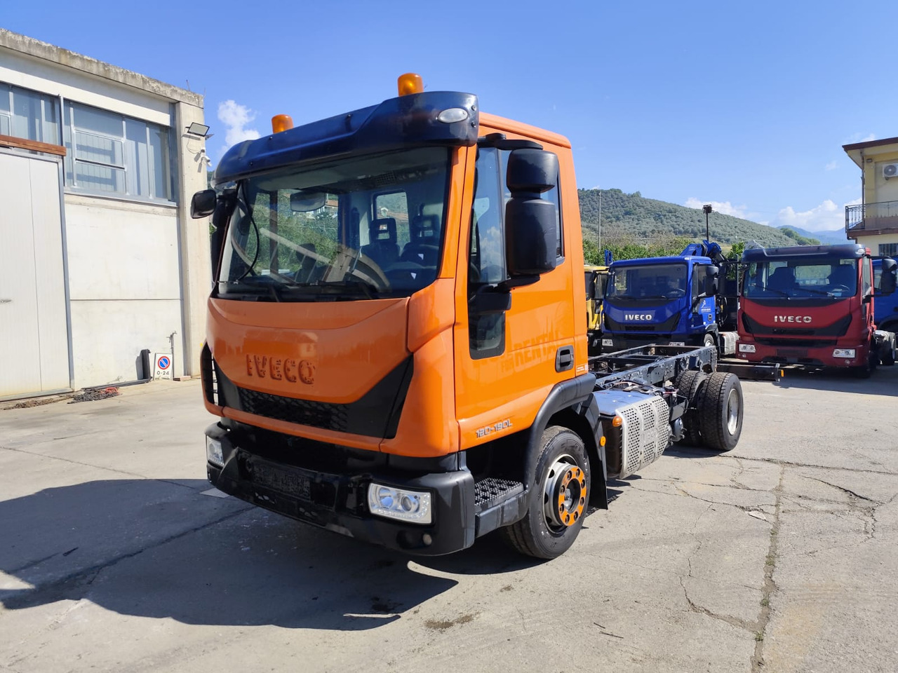 IVECO EUROCARGO 120-190L - Kamion sa golom šasijom i zatvorenom kabinom: slika 1 IVECO EUROCARGO 120-190L - Kamion sa golom šasijom i zatvorenom kabinom: slika 1