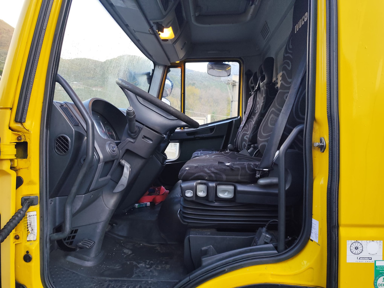 IVECO EUROCARGO 120E28P - Kamion sa golom šasijom i zatvorenom kabinom: slika 4 IVECO EUROCARGO 120E28P - Kamion sa golom šasijom i zatvorenom kabinom: slika 4