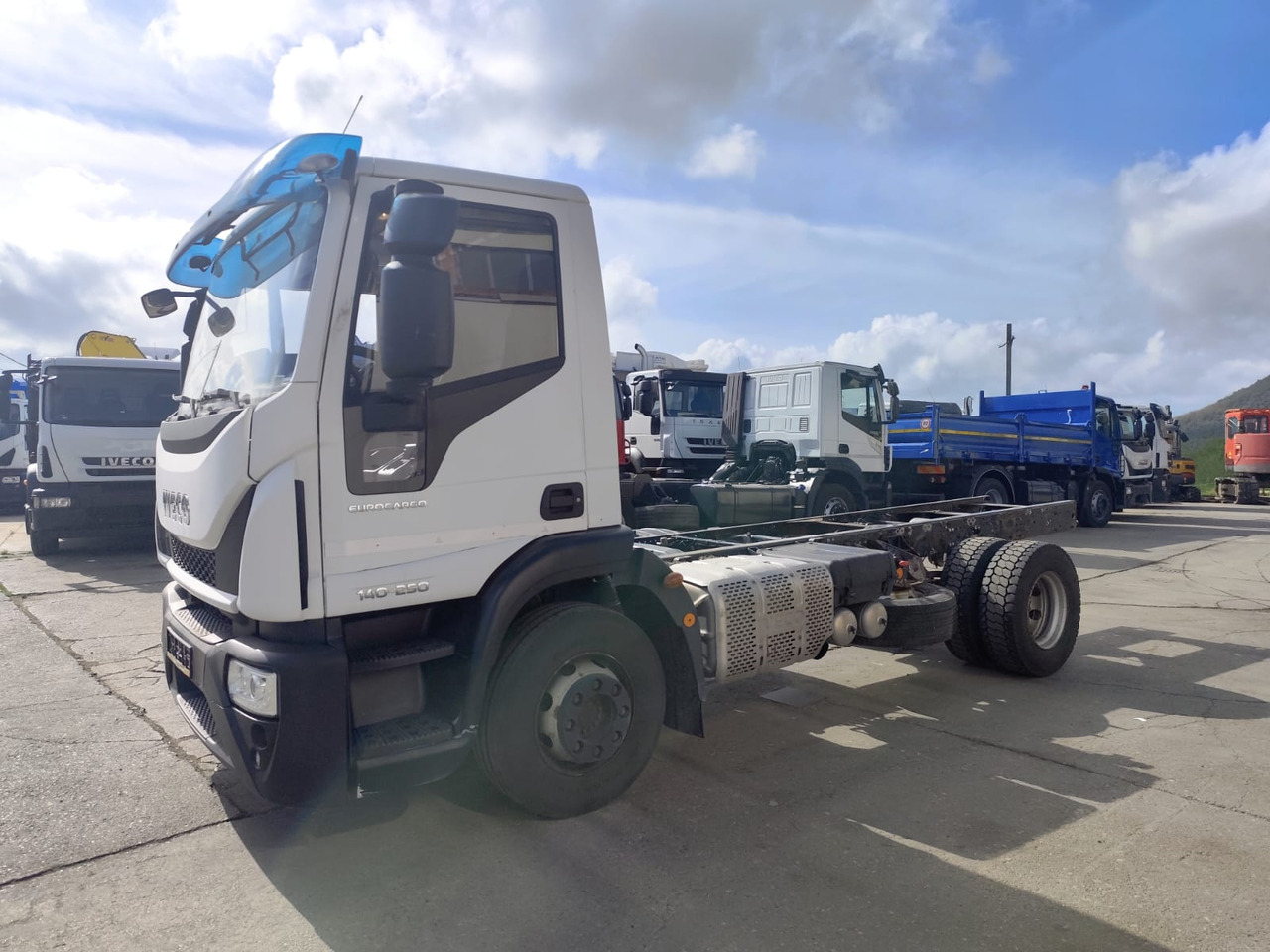 IVECO EUROCARGO 140-250 - Kamion sa golom šasijom i zatvorenom kabinom: slika 3 IVECO EUROCARGO 140-250 - Kamion sa golom šasijom i zatvorenom kabinom: slika 3