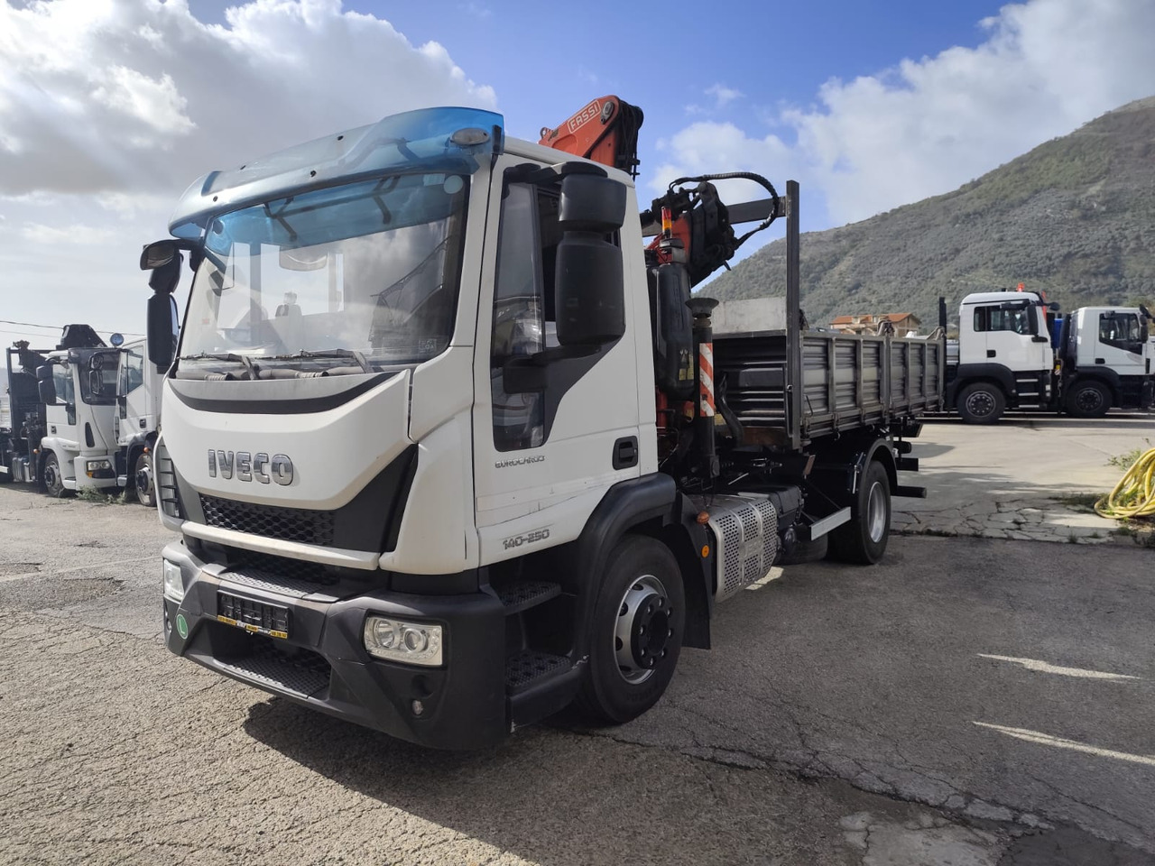 IVECO EUROCARGO 140-250 - Kamion sa dizalicom: slika 1 IVECO EUROCARGO 140-250 - Kamion sa dizalicom: slika 1